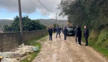 Rruga me gropa në Varibopit të Fier, banorët dalin në protestë