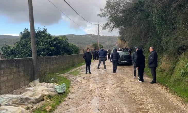 Rruga me gropa në Varibopit të Fier, banorët dalin në protestë