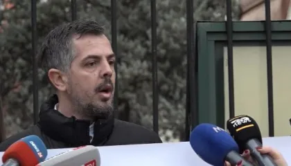 ‘Rrugë 260 mln euro që prishen’, protestuesi: Vetëm hajdutët ‘punojnë’ në këtë vend, Ballukut t’i hiqet imuniteti