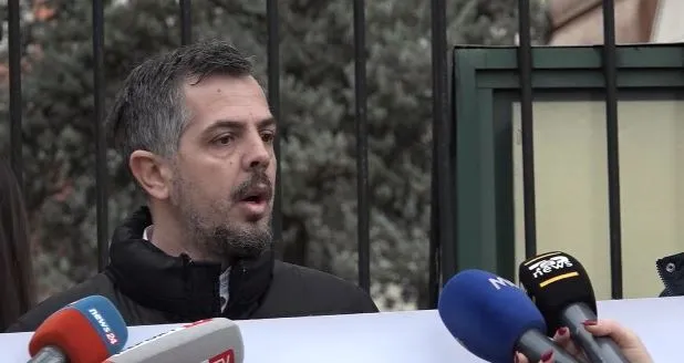 ‘Rrugë 260 mln euro që prishen’, protestuesi: Vetëm hajdutët ‘punojnë’ në këtë vend, Ballukut t’i hiqet imuniteti