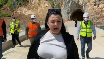 ‘Rrugë e pashtruar për disa vite’,banorët e Fierit: Balluku na e premtoi në fushatë, por nuk erdhi më, sepse votojmë PD