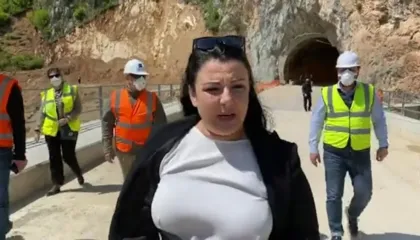 ‘Rrugë e pashtruar për disa vite’,banorët e Fierit: Balluku na e premtoi në fushatë, por nuk erdhi më, sepse votojmë PD