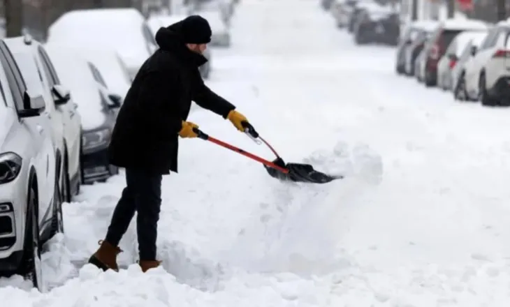 Rrugë të bllokuara, shkolla të mbyllura dhe fluturime të anuluara/ SHBA përfshihet nga moti i keq, 16 të vdekur dhe rreth 800 mijë familje pa energji elektrike