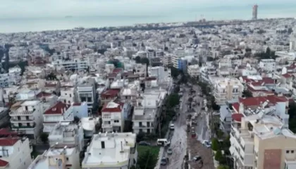 Rrugë të shkatërruara, makina të bllokuara mes gurëve dhe baltës, pamjet ‘apokaliptike’ nga Athina e përmbytur