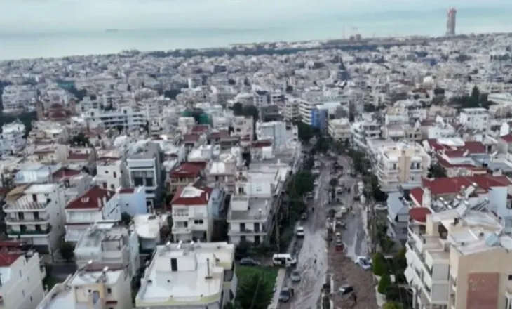 Rrugë të shkatërruara, makina të bllokuara mes gurëve dhe baltës, pamjet ‘apokaliptike’ nga Athina e përmbytur