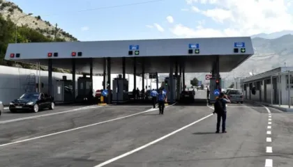 Rrugët nga Shqipëria drejt Malit të Zi të kufizuara për kamionët, lejohen vetëm automjetet e vogla dhe autobusët