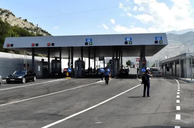 Rrugët nga Shqipëria drejt Malit të Zi të kufizuara për kamionët, lejohen vetëm automjetet e vogla dhe autobusët