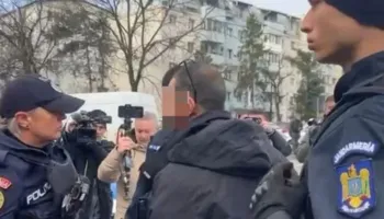 Rumani, momente tensioni/Tifozi i PAOK thyen kamerën e gazetarit para spitalit ku po trajtohen tre të plagosurit