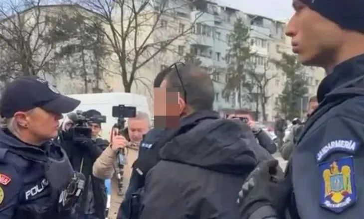 Rumani, momente tensioni/Tifozi i PAOK thyen kamerën e gazetarit para spitalit ku po trajtohen tre të plagosurit