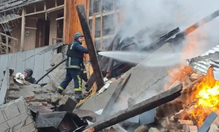 Rusët bombardojnë Ukrainën mes bisedimeve të paqes në Abu Dabi. Mbi 400 raketa e dronë godasin Kievin dhe..