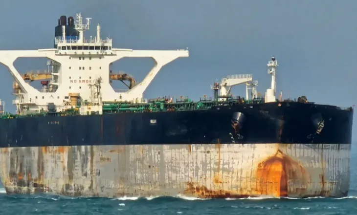 Rusia dërgon anije luftarake për të mbrojtur një cisternë nafte të ndjekur nga forcat amerikane