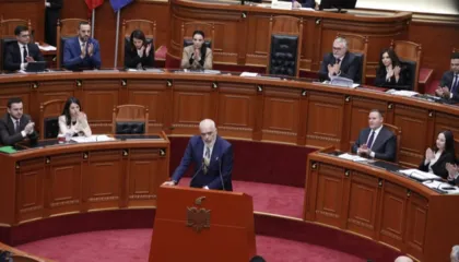 “Sa herë më thoni Ramaduro, e dëgjoj Rama duro”/ Kryeministri-opozitës: Thatë se do paguaja 1 miliardë dollarë, ku e keni Latifin