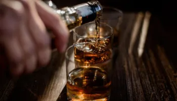 Sa kohë i duhet mëlçisë suaj të rikuperohet pas pirjes së alkoolit gjatë festave?