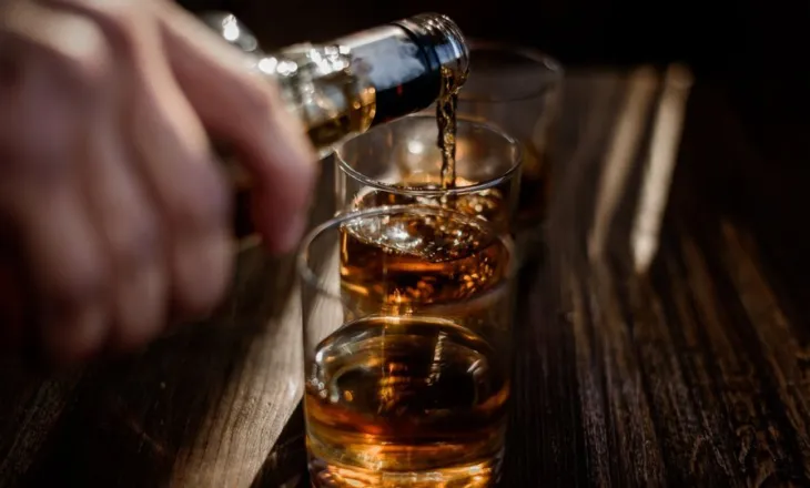 Sa kohë i duhet mëlçisë suaj të rikuperohet pas pirjes së alkoolit gjatë festave?