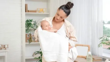 Sa shpesh duhet të lahet një foshnjë?