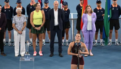 Sabalenka e Medvedev fitojnë turnetë e parë të 2026-ës, tenistja ukrainase refuzon t’i japë dorën fitueses bjelloruse