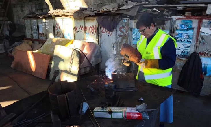 Saldatorja që bën art me hekurin, Vera Jaupaj ndër gratë e rralla në Shqipëri që e ushtron këtë profesion