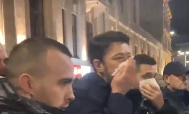 Sali Berisha në seli, i biri para Kuvendit! Policia shpërndan protestuesit me gaz lotsjellës