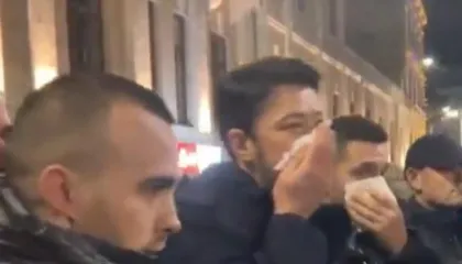 Sali Berisha shkon në seli, Shkëlzeni i bashkohet protestës së PD, ‘mbrohet’ nga gazi lotsjellës