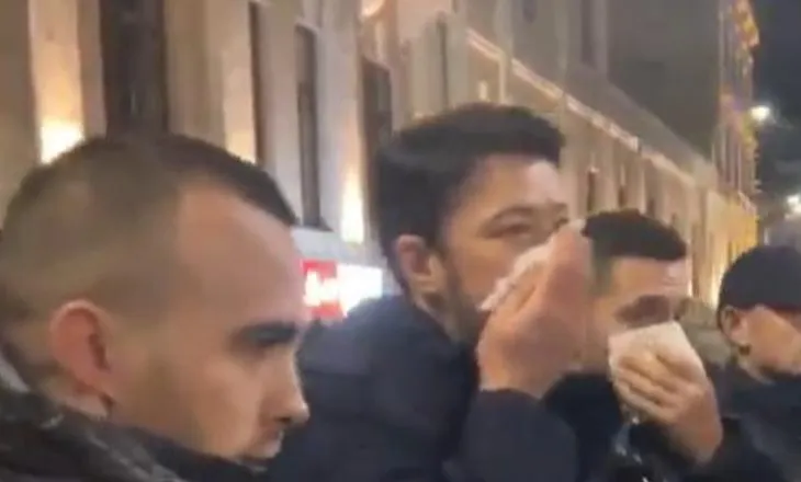 Sali Berisha shkon në seli, Shkëlzeni i bashkohet protestës së PD, ‘mbrohet’ nga gazi lotsjellës