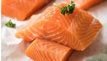 Salmoni dhe përfitimet e tij për shëndetin, pse duhet ta konsumoni më shpesh