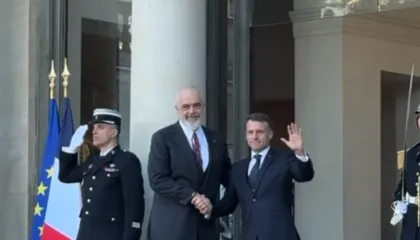 Samiti për Ukrainën/ Rama pritet nga Macron, përqafime dhe shtrëngime duarsh mes liderëve (VIDEO)