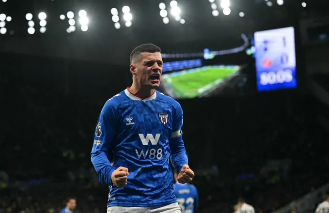 Sanderland & Xhaka një pikë larg zonës Champions, Liverpul befasohet në fund