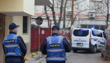 Sarandë, dy të plagosur pas sherrit me thika, njëri niset drejt Tiranës me urgjencë