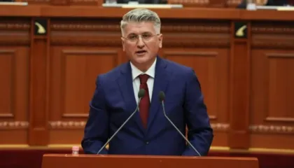 Satirë me vargje për deputetët, Gjekmarkaj: Zegjineja te vitrina, nën çatinë me llamarina! Bëj qejf Ulëzi qafiri, sa pa …