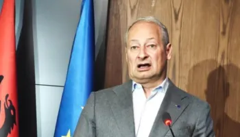 Schieder-gazetarëve: Mos më pyesni për çdo gjë që thotë Berisha, do më duhet të dal nga roli im institucional