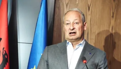 Schieder-gazetarëve: Mos më pyesni për çdo gjë që thotë Berisha, do më duhet të dal nga roli im institucional