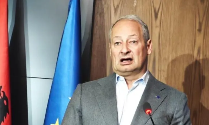 Schieder-gazetarëve: Mos më pyesni për çdo gjë që thotë Berisha, do më duhet të dal nga roli im institucional