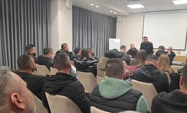 “S’e kam të lehtë të fle në trotuar, por kemi zgjedhur të luftojmë”, Lapaj flet në Berat për protestën e 31 janarit