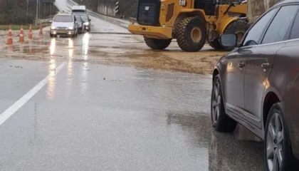 Sërish rrëshqitje dherash në aksin Gjirokasër-Tepelenë, çahet rruga në aksin Përmet–Çarçovë