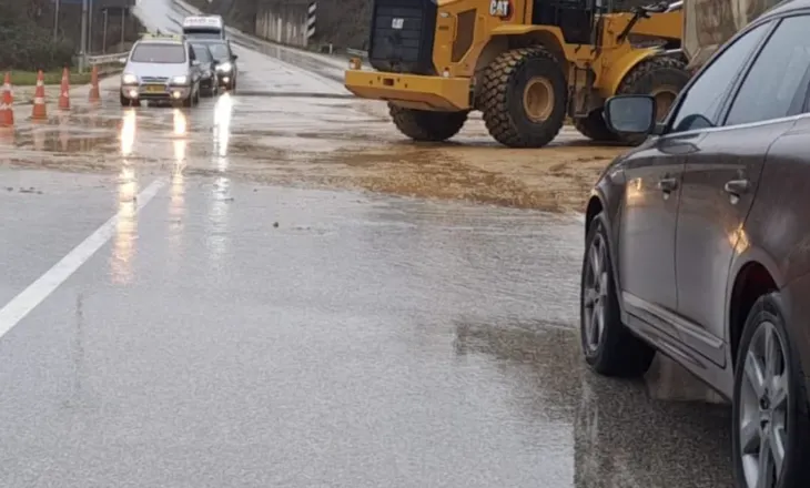Sërish rrëshqitje dherash në aksin Gjirokasër-Tepelenë, çahet rruga në aksin Përmet–Çarçovë