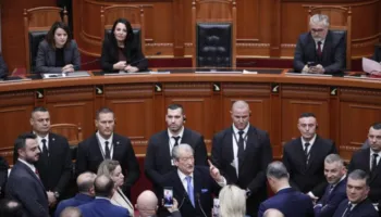 Sesioni i ri parlamentar nis me tensione/ Opozita bllokon foltoren: Ballukun dorëzojani drejtësisë!