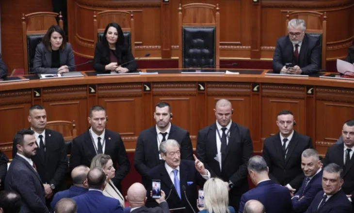 Sesioni i ri parlamentar nis me tensione/ Opozita bllokon foltoren: Ballukun dorëzojani drejtësisë!