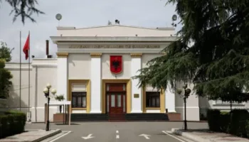 Sesioni i ri Parlamentar/ Përfaqësues të ambasadës amerikane “zbarkojnë” në Kuvend, takim me krerët e grupeve të PS e PD