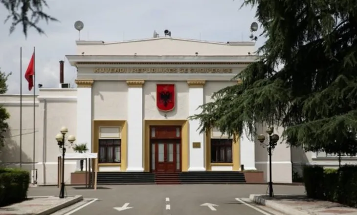 Sesioni i ri Parlamentar/ Përfaqësues të ambasadës amerikane “zbarkojnë” në Kuvend, takim me krerët e grupeve të PS e PD