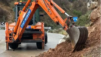 Shemben dy banesa nga moti i keq në Vlorë, bllokohet rruga Kotë-Sevaster