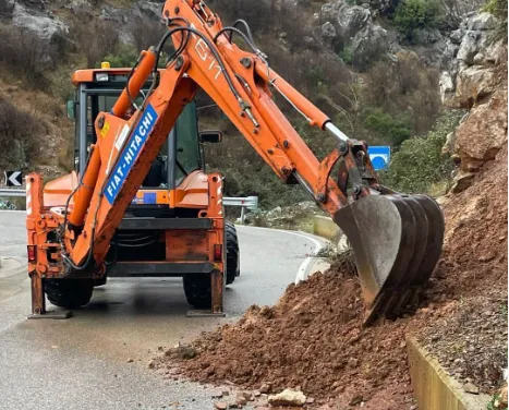 Shemben dy banesa nga moti i keq në Vlorë, bllokohet rruga Kotë-Sevaster
