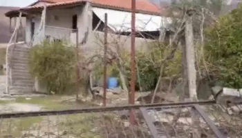 Shembet banesa në Dhoksat, familja në qiell të hapur