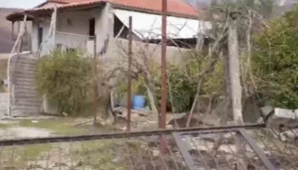 Shembet banesa në Dhoksat, familja në qiell të hapur