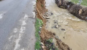 Shembet rruga Kakaç–Verçun, prej 1 viti e gjysmë e dëmtuar (FOTO)