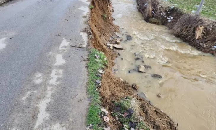 Shembet rruga Kakaç–Verçun, prej 1 viti e gjysmë e dëmtuar (FOTO)
