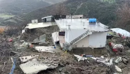 Shembet shtëpia e të moshuarit në Vlorë: Muri rrezikonte të na zinte poshtë. Nuk kemi ku të strehohemi