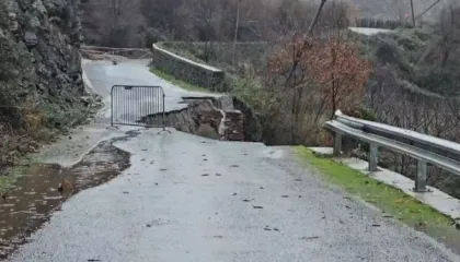 Shembje masive dhe rrëshqitje dherash/ Aksi rrugor Ura e Shtrenjtë-Prekal bllokohet plotësisht