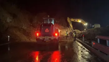 Shembje masive gurësh e dherash, bllokohet plotësisht aksi rrugor Qukës-Qafë Plloçë (VIDEO)