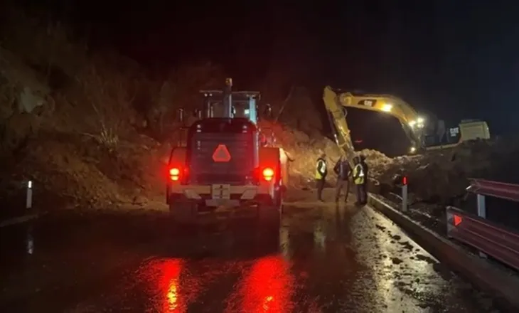 Shembje masive gurësh e dherash, bllokohet plotësisht aksi rrugor Qukës-Qafë Plloçë (VIDEO)