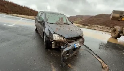 Shembje në rrugën 260 mln euro të Ballukut, gurët godasin makinën në aksin Qukës-Qafë Plloçë